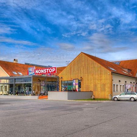 Itvv Hotell Chvalovice  Exteriör bild